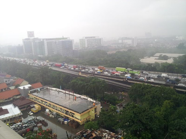 Jalan Tol Pun Macet