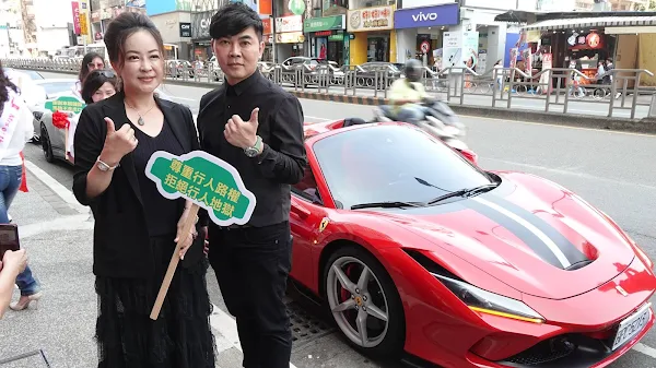 ▲世界年度夫人選美總會長徐郁善與馬卡龍公益超跑車隊執行長兼副會長呂亞倫一同呼籲駕駛小心開車禮讓行人，共同洗刷馬路是行人地獄的惡名。