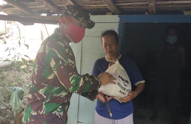 Puluhan Anggota Kodim 0721/Blora Bagikan Ratusan Sembako Door to Door ke Warga 