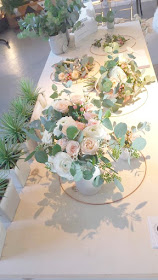 fleuriste mariage Lyon, décoration mariage, fleurs peach, couronne de fleurs, bouquet de mariée