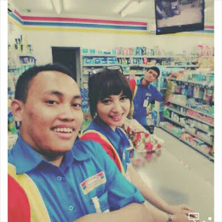 Foto cantik Siti Rohmah bersama pegawai-pegawi indomaret