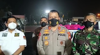 Polda Banten Bagikan 7500 Paket Sembako, Malam ini Ke Warga