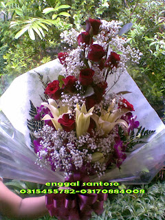 karangan bunga tangan hand bouquet toko bunga surabaya