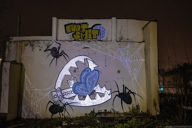 Рисунок бабочки в капкане в окружении пауков