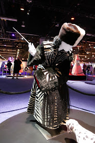 Glenn Close Cruella de Vil 101 Dalmatians zebra costume