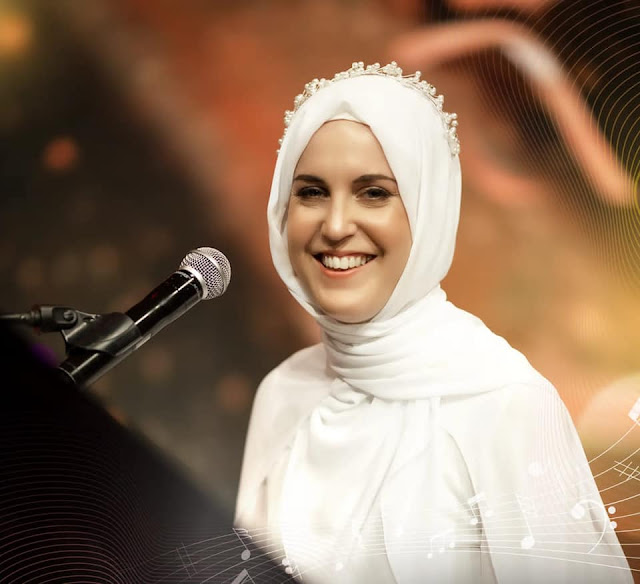 فنانة إنجليزية تعتنق الإسلام حبًا فى الرسول وتغني فى حبه