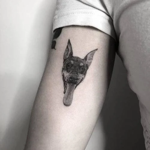 Tatuaje de perro detrás del brazo en tamaño pequeño