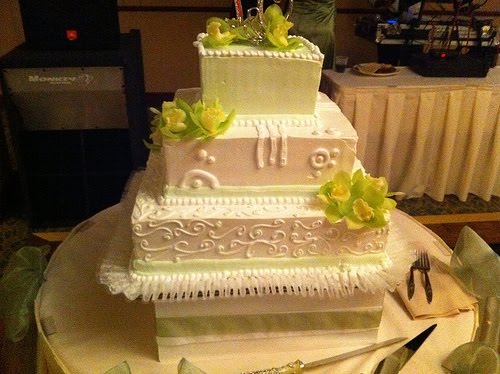 Square Wedding Cake with Orchids To see daily pictures recipes 