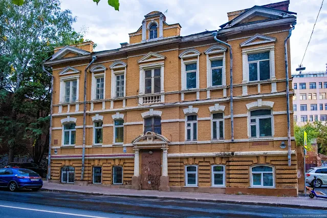 Старое трехэтажное здание с лепным декором