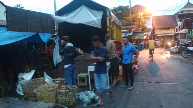 Distribusi Sayur dari Wonosobo ke Kebumen Terganggu Akibat Jalan Ambles