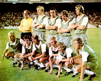 FEYENOORD ROTTERDAM - Rotterdam, Holanda - Temporada 1975-76 - Treytel, Van Daele, Ramljak, Steen, Olsen y De Jong; Rijsbergen, Kristensen, Wegerle, Vreysen, Jansen y Vos - F. C. BARCELONA 3 (Marcial, Sotil y Cruyff), FEYENOORD 1 (De Jong) - 27/08/1975 - Trofeo Joan Gamper, final - Barcelona, Nou Camp