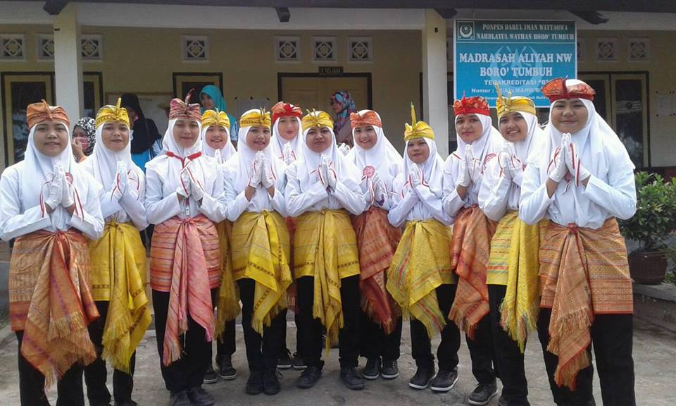 Pakaian Unik Lomba Gerak  Jalan  di Suralaga 