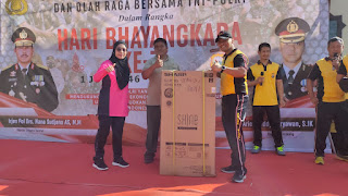 Peringati HUT Bhayangkara, Polres Enrekang Gelar Olahraga Bersama dengan Doorprize Menarik