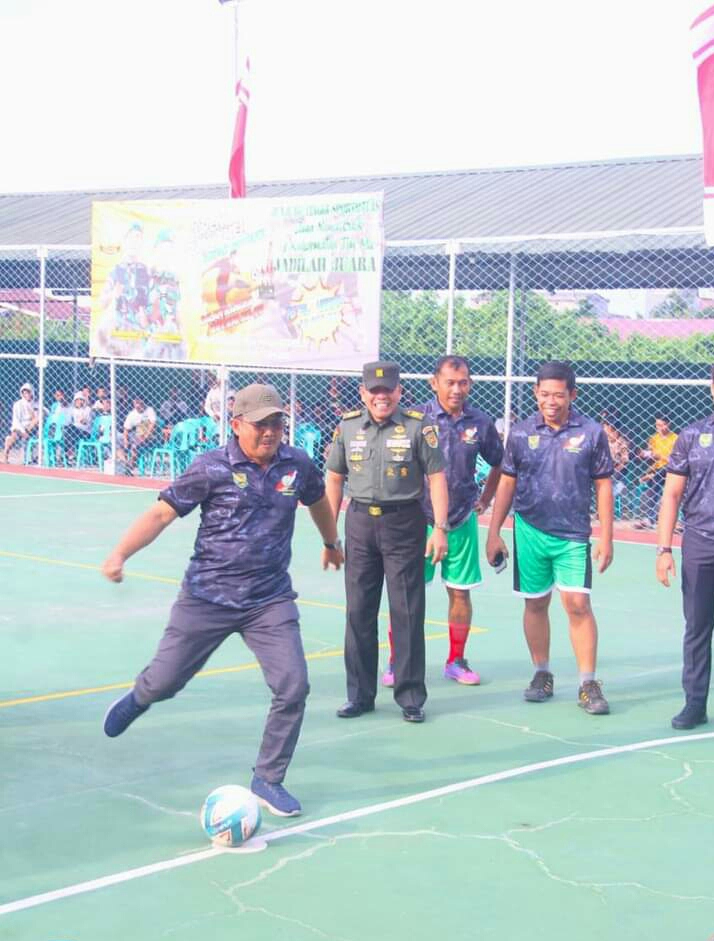 Bupati Tanjabbar Buka Open Turnamen Futsal dan Bola Volly Pada HUT TNI Ke -77