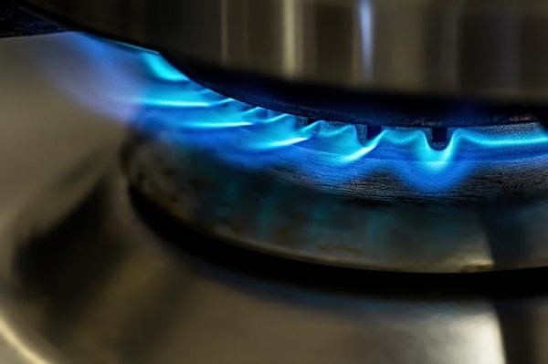 Api dapur gas warna biru