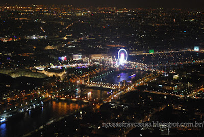Vista do piso superior da Torre Eiffel a noite