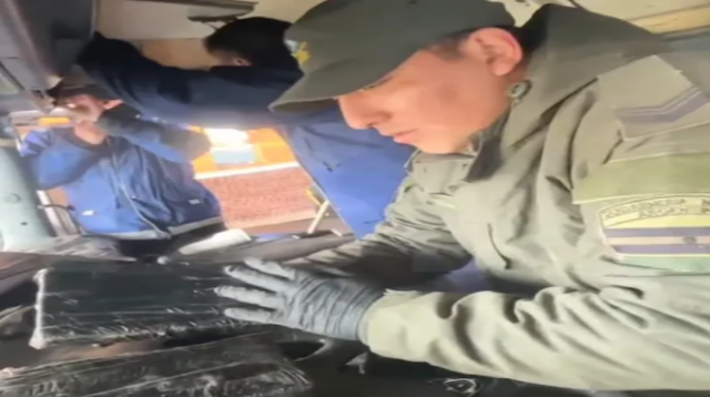 En un operativo conjunto entre Gendarmería y Aduana, se secuestraron 13,6 kilos de cocaína ocultos en un camión. El conductor quedó detenido.