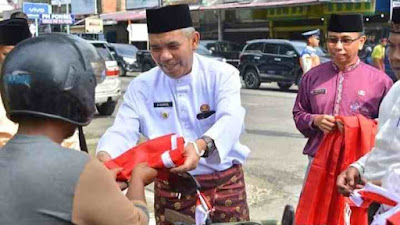 Pj. Bupati Kampar bagikan Bendera Merah Putih Kepada masyarakat