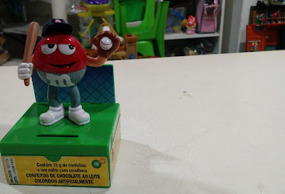 Brinquedo de plástico do M&M jogador de basebal  7 cm sobre uma base 2,5cm que serve de cofrinho    cm de altura  R$15,00