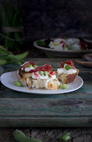 Ensalada de habas con jamón y burrata