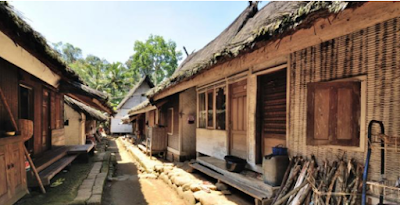 Bentuk rumah masyarakat Kampung Naga