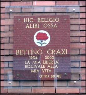 targa dedicata a Craxi a Milano