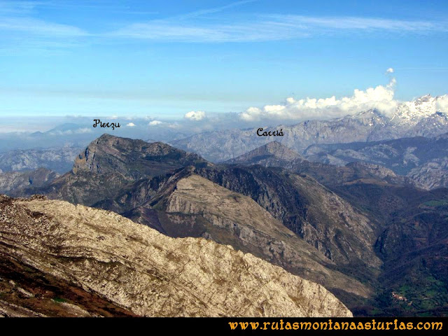 Ruta al Campigüeños y Carasca: Vista del Pierzu y Carriá