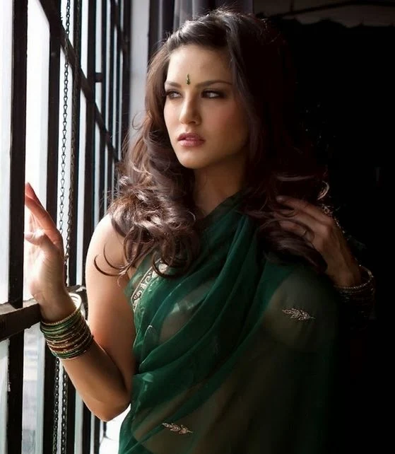 Sunny leone wallpapers in Transparent Saari