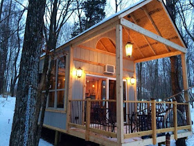 02-Kelley-Lewis-Cabin-Chick-Architecture-in-Tiny-Home-with-a-Lakeside-View-www-designstack-co