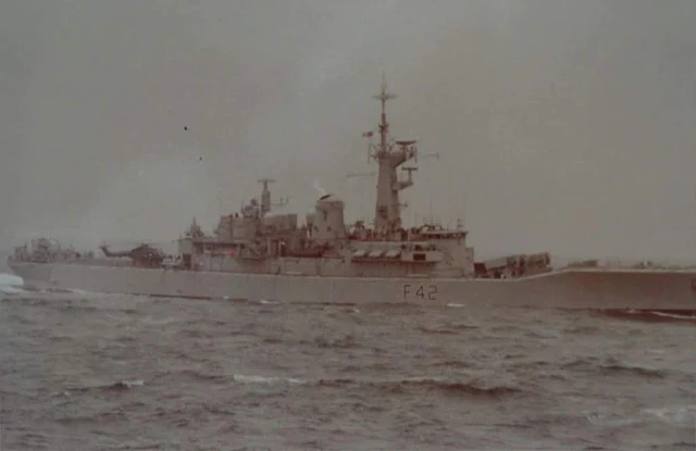 La fragata clase Leander HMS Phoebe (F-42) también fue fotografiada, pero aquí desde la vela del submarino. Su helicóptero Sea Lynx puede distinguirse a popa