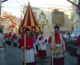 Conopoeum si clochetta intr-o procesiune