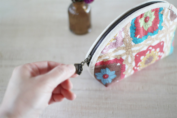 Cute half-round zipper pouch bag. DIY tutorial in pictures. 