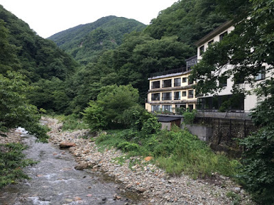 近くの橋から見た川古温泉