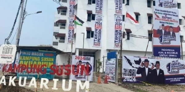 Baliho Raksasa Anies-Muhaimin Diturunkan 'Paksa', Warga Kampung Susun Akuarium Kecewa
