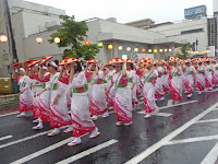 雨の中、ポジションに急ぐ踊り手たち。