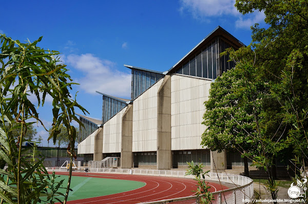 Paris 19ème - Stade - Gymnase - Centre sportif Jules Ladoumègue  Architecte: Jean Peccoux  Ingenieur: Robert Lourdin  Construction: 1970 - 1972 