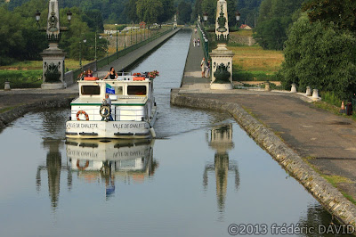 tourisme bateau fleuve rivière reflet maritime pont canal Briare Loire Loiret