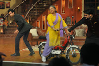 Hrithik Roshan On The Sets Of Comedy Nights With Kapil to promote krrish 3