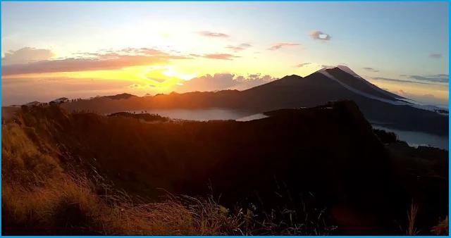 Menikmati Keindahan Matahari Terbit dengan Sunrise Trekking Batur bersama BaliVentur