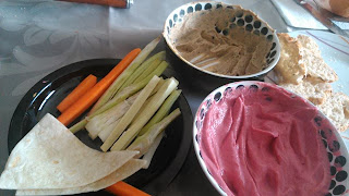 HUMMUS VARIADOS DE GARBANZOS, REMOLACHA Y ACEITUNAS alocados en la cocina