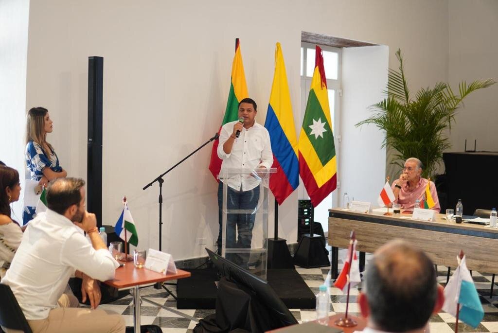 https://www.notasrosas.com/En Cartagena alcalde de Riohacha promueve alivios en las tarifas de energía eléctrica para el Caribe