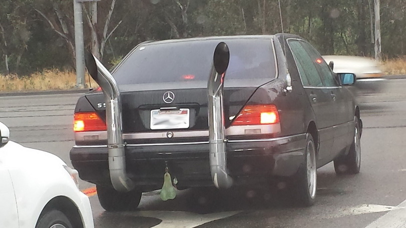 Das Auto mit dem collsten Auspuff im Ort. Die länge macht´s