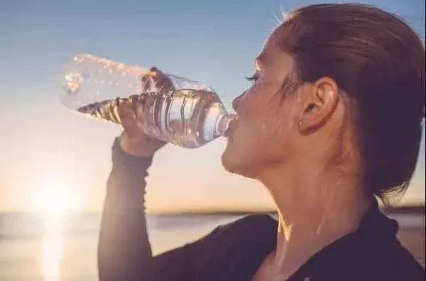 Imagens de mulher tomando agua