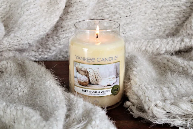 yankee candle soft wool amber, soft wool & amber yankee candle avis, bougie yankee candle, yankee candle soft wool, yankee candle amber, bougie yankee candle laine douce et ambre avis, bougies yankee candle, meilleure marque de bougie parfumée, bougie qui sent le linge propre, blog bougies
