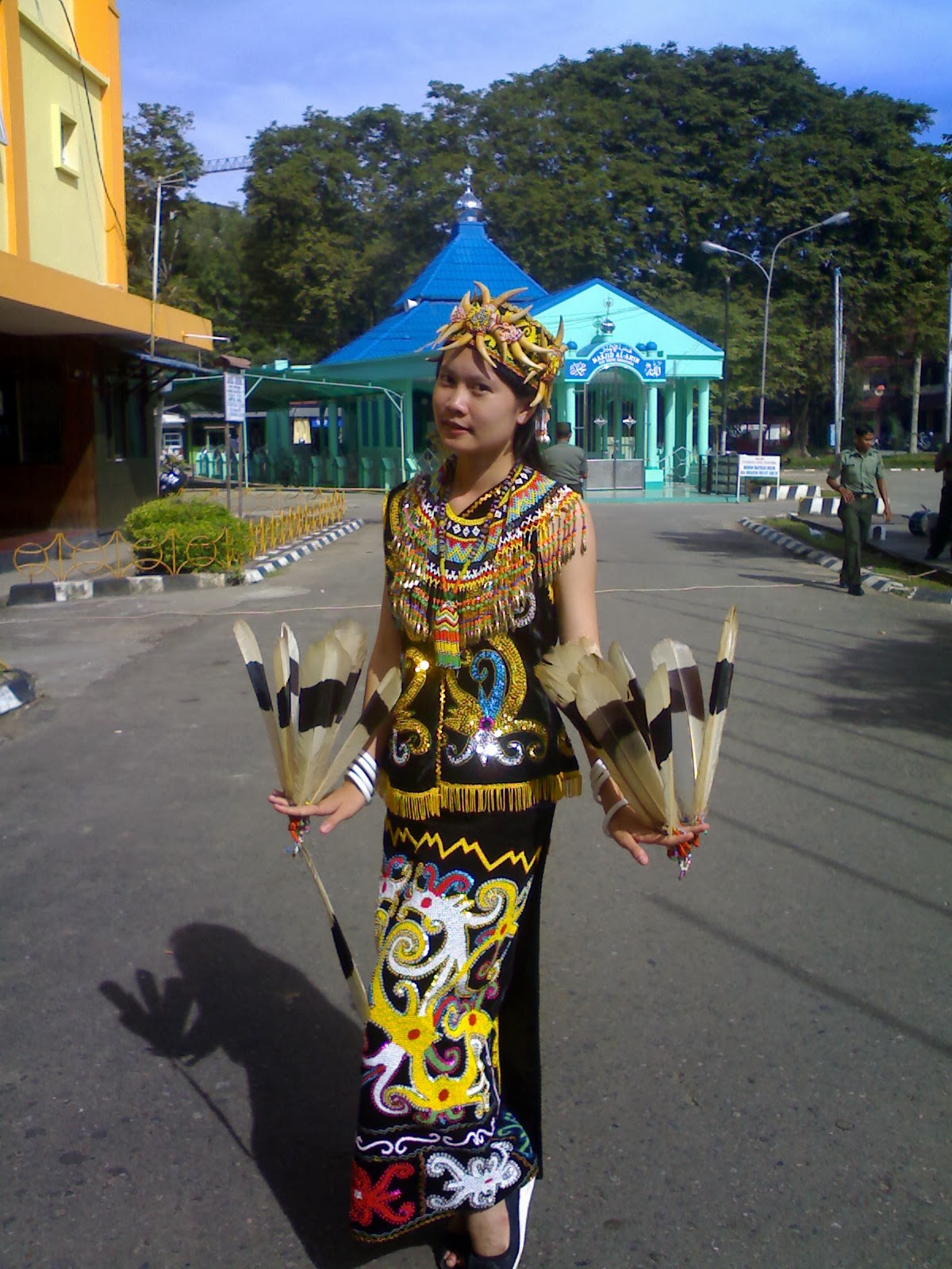 KEBUDAYAAN SUKU  DAYAK  DI KALIMANTAN TIMUR KOSTUM TARI 