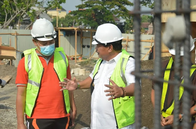 Plt Bupati Nganjuk, Marhaen Djumadi, memberikan arahan usai groundbreaking pembangunan gedung baru layanan perpustakaan di Jalan Mastrip Nganjuk, Jumat 12 Agustus 2022