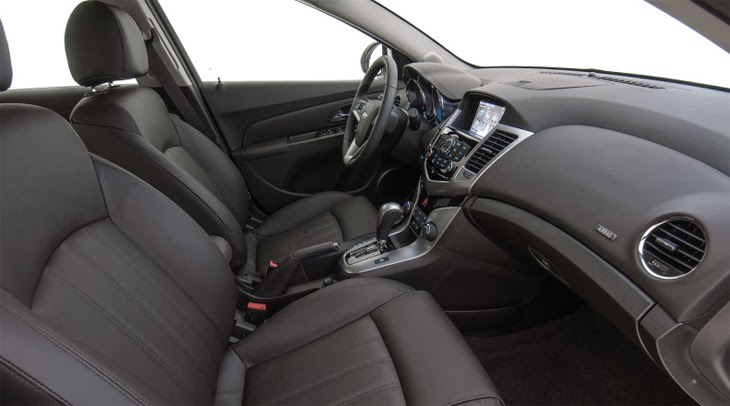 Chevrolet Cruze Sport 6 é na Rumo Norte - Interior espaçoso e aconchegante para motorista e passageiro.