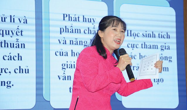 Thí sinh Trần Thị Huyền, giáo viên Trường THCS Lê Văn Tám thuyết trình giải pháp, sáng kiến của mình trong công tác giáo dục. (Ảnh: AH) Thí sinh Trần Thị Huyền, giáo viên Trường THCS Lê Văn Tám thuyết trình giải pháp, sáng kiến của mình trong công tác giáo dục. (Ảnh: AH)