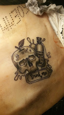 Tatouage crane et boisson de Mandy Aubonnet "Drink me"