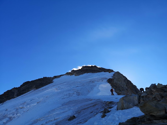 Dent d'Herens. Przepiękna nieznana góra nieopodal słynnego Matterhorn.